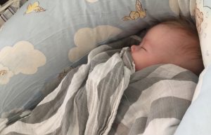 Baby ablegen und im eigenen Bett schlafen lassen