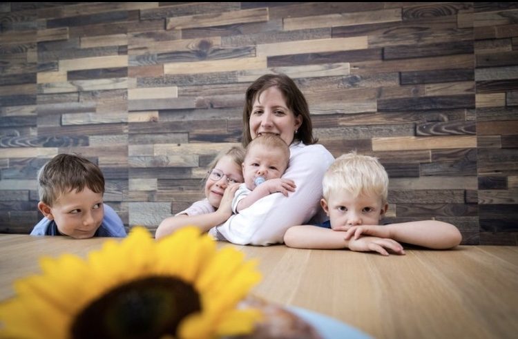 Mutter und Unternehmer Andrea Teichmann mit Kindern